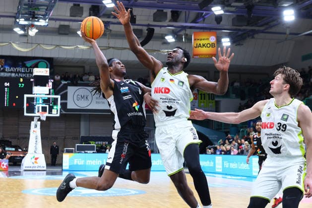 18. Spieltag der Basketball 2. Bundesliga ProA in der Oberfrankenhalle in Bayreuth Saison 2025-2026 BBC Bayreuth gegen Paderborn Baskets Nat Diallo (BBC Bayreuth) -8- mitte Kevin Osawe (Paderborn Baskets) -0- links
