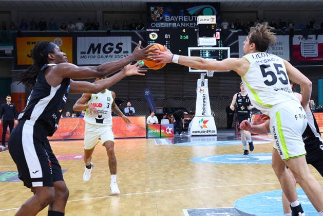 18. Spieltag der Basketball 2. Bundesliga ProA in der Oberfrankenhalle in Bayreuth Saison 2025-2026 BBC Bayreuth gegen Paderborn Baskets Lenny Liedtke (BBC Bayreuth) -55- rechts Kevin Osawe (Paderborn Baskets) -0- links
