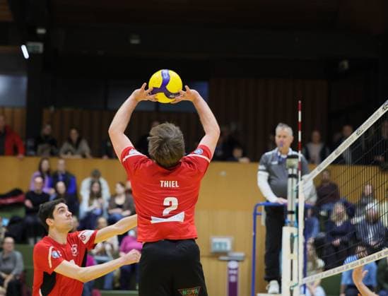 Deutschland - Kriftel - 17.01.2026 Volleyball - Hessen - 2. Bundesliga Süd - Herren Saison 2025 2026 TuS Kriftel (rot) - L.E. Volleys (blau) v.l. David Freitag (Kriftel - Nr. 14), Tobias Thiel (Kriftel - Nr. 2) TuS Kriftel - L.E. Volleys