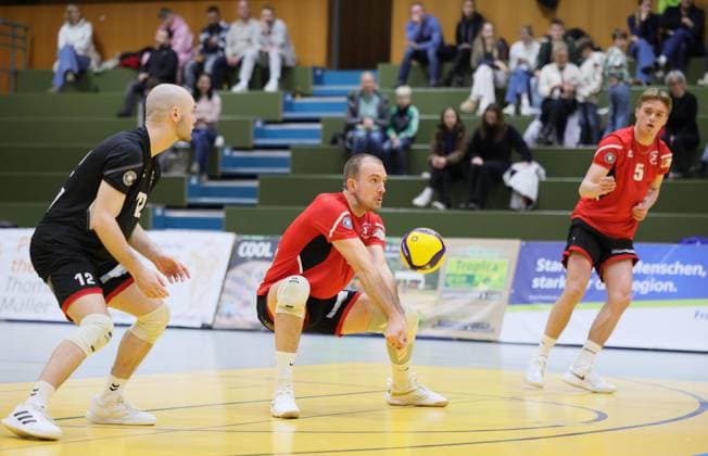 Deutschland - Kriftel - 17.01.2026 Volleyball - Hessen - 2. Bundesliga Süd - Herren Saison 2025 2026 TuS Kriftel (rot) - L.E. Volleys (blau) v.l. Florian Ruhm (Kriftel - Nr. 12), Jannik Weber (Kriftel - Nr. 7), Thoralf Schmelzer (Kriftel - Nr. 5) TuS Kriftel - L.E. Volleys