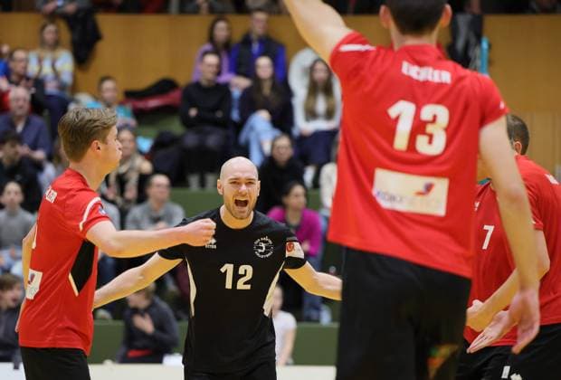 Deutschland - Kriftel - 17.01.2026 Volleyball - Hessen - 2. Bundesliga Süd - Herren Saison 2025 2026 TuS Kriftel (rot) - L.E. Volleys (blau) v.l. Thoralf Schmelzer (Kriftel - Nr. 5), Florian Ruhm (Kriftel - Nr. 12), Pascal Eichler (Kriftel - Nr. 13) TuS Kriftel - L.E. Volleys