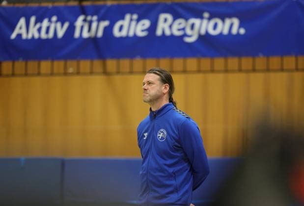 Deutschland - Kriftel - 17.01.2026 Volleyball - Hessen - 2. Bundesliga Süd - Herren Saison 2025 2026 TuS Kriftel (rot) - L.E. Volleys (blau) v.l. Trainer Jan Pretscheck (Leipzig) TuS Kriftel - L.E. Volleys