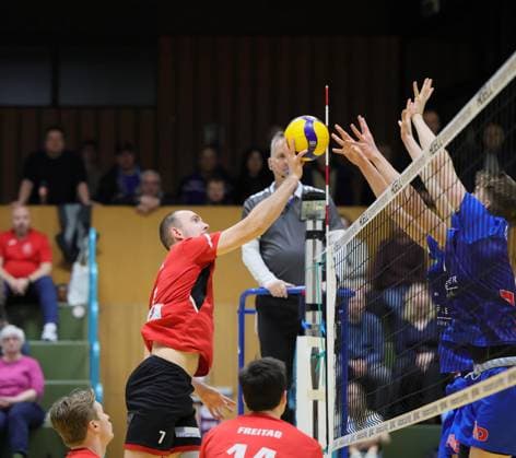 Deutschland - Kriftel - 17.01.2026 Volleyball - Hessen - 2. Bundesliga Süd - Herren Saison 2025 2026 TuS Kriftel (rot) - L.E. Volleys (blau) v.l. Jannik Weber (Kriftel - Nr. 7) TuS Kriftel - L.E. Volleys