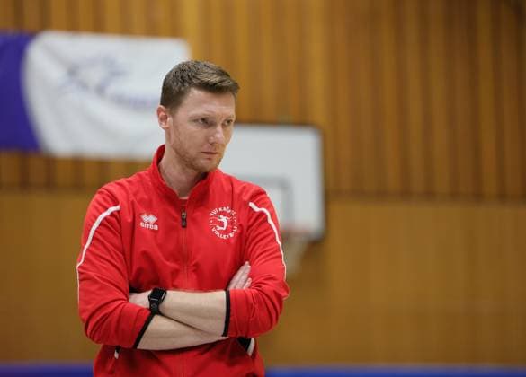 Deutschland - Kriftel - 17.01.2026 Volleyball - Hessen - 2. Bundesliga Süd - Herren Saison 2025 2026 TuS Kriftel (rot) - L.E. Volleys (blau) v.l. Trainer Tim Schön (Kriftel) TuS Kriftel - L.E. Volleys