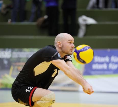 Deutschland - Kriftel - 17.01.2026 Volleyball - Hessen - 2. Bundesliga Süd - Herren Saison 2025 2026 TuS Kriftel (rot) - L.E. Volleys (blau) v.l. Florian Ruhm (Kriftel - Nr. 12) TuS Kriftel - L.E. Volleys