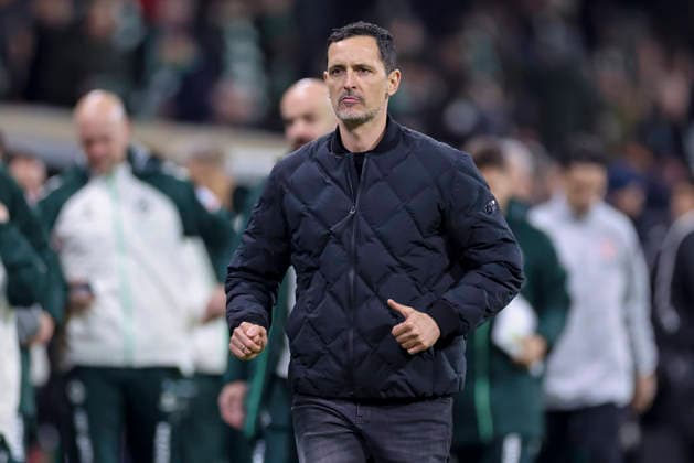 Trainer Dino Toppmoeller (Eintracht Frankfurt) rennt in die Kabine, Bundesliga, SV Werder Bremen v Eintracht Frankfurt, Weserstadion am 16. January 2026 in Bremen, Deutschland. (Foto von Marco Steinbrenner DeFodi Images) Trainer Dino Toppmoeller (Eintracht Frankfurt) runs into the cabin, Bundesliga, SV Werder Bremen v Eintracht Frankfurt, Weserstadion, January 16, 2026 in Bremen, Germany. (Photo by Marco Steinbrenner DeFodi Images) DFL regulations prohibit any use of photographs as image sequences and or quasi-video. -