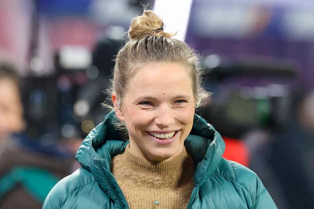 Expertin Tabea Kemme (Sky) lacht, Bundesliga, RB Leipzig v FC Bayern München, Red Bull Arena am 17. January 2026 in Leipzig, Deutschland. (Foto von Marco Steinbrenner DeFodi Images) Expertin Tabea Kemme (Sky) smiles, Bundesliga, RB Leipzig v FC Bayern München, Red Bull Arena, January 17, 2026 in Leipzig, Germany. (Photo by Marco Steinbrenner DeFodi Images) DFL regulations prohibit any use of photographs as image sequences and or quasi-video. -