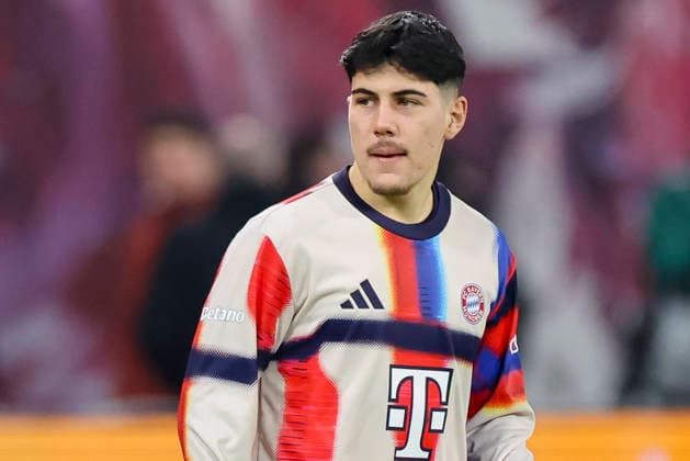 Felipe Chavez (FC Bayern Muenchen) schaut, Bundesliga, RB Leipzig v FC Bayern München, Red Bull Arena am 17. January 2026 in Leipzig, Deutschland. (Foto von Marco Steinbrenner DeFodi Images) Felipe Chavez (FC Bayern Muenchen) looks on, Bundesliga, RB Leipzig v FC Bayern München, Red Bull Arena, January 17, 2026 in Leipzig, Germany. (Photo by Marco Steinbrenner DeFodi Images) DFL regulations prohibit any use of photographs as image sequences and or quasi-video. -