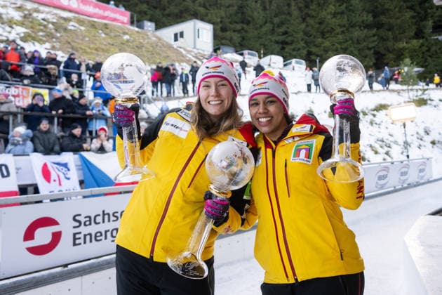 NOLTE Laura, LEVI Deborah (Deutschland) jubeln mit Pokal Kristallkugel ueber den Sieg im Gesamtweltcup, GER, IBSF Bob Weltcup Altenberg, Zweierbob Frauen, Saison 2025 2026, 18.01.2026 GER, IBSF Bob Weltcup Altenberg, Zweierbob Frauen, Saison 2025 2026, 18.01.2026 Altenberg *** NOLTE Laura, LEVI Deborah Germany celebrate overall World Cup victory with crystal globe trophy, GER, IBSF Bobsleigh World Cup Altenberg, 2-man bobsleigh women, 2025 2026 season, 18 01 2026 GER, IBSF Bobsleigh World Cup Altenberg, 2-man bobsleigh women, 2025 2026 season, 18 01 2026 Altenberg Copyright: xEibner-Pressefoto Memmlerx EP_MMR