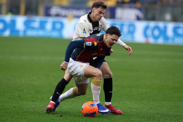 Genoa™s Vitinha fight for the ball with Parma™s Gaetano Pio Oristanio during the Serie A soccer match between Parma and Genoa at the Ennio Tardini Stadium in Parma - Sunday , January 18, 2026. - Soccer .  Copyright: xGiannixSantandrea LaPressex