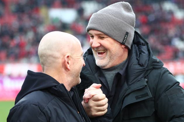 2. Bundesliga: 1. FC Kaiserslautern - Hannover 96 am 18.01.2026 im Fritz-Walter-Stadion in Kaiserslautern Trainer Torsten Lieberknecht (1. FC Kaiserslautern) mit Geschäftsführer Jörg Schmadtke (Hannover 96)