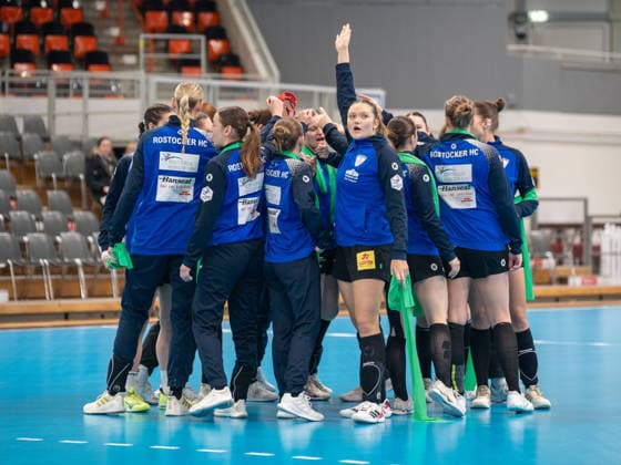 Die Rostocker Spielerinnen motivieren sich noch einmal vor dem Spiel. TSV Bayer 04 Leverkusen vs. Rostocker Handball Club, Handball, ALSCO Handballbundesliga Frauen, 14. Spieltag, Saison 2025 2026, 18.01.2026 TSV Bayer 04 Leverkusen vs. Rostocker Handball Club, Handball, ALSCO Handballbundesliga Frauen, 18. Spieltag, Saison 2025 2026, 18.01.2026 Leverkusen Copyright: xEibner-Pressefoto ThomasxHaeslerx EP_THR