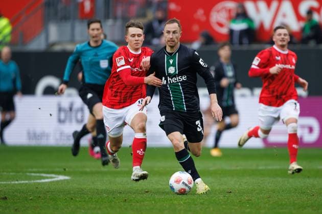 Maurice Neubauer (Hannover 96) im Zweikampf mit Naatan Skyttae (1.FC Kaiserslautern), 1. FC Kaiserslautern vs Hannover 96, Fussball, 2. Bundesliga, 18. Spieltag, Saison 2025 2026, 18.01.2025 1. FC Kaiserslautern vs Hannover 96, Fussball, 2. Bundesliga, 18. Spieltag, Saison 2025 2026, 18.01.2025