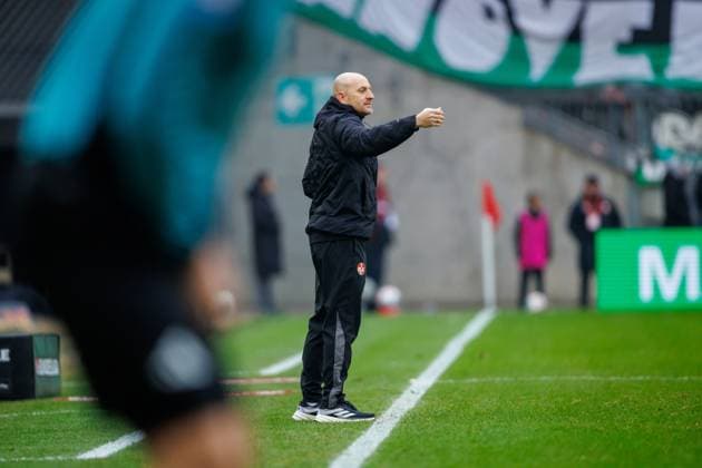 Thorsten Lieberknecht (Trainer 1.FC Kaiserslautern) an der Seitenlinie, 1. FC Kaiserslautern vs Hannover 96, Fussball, 2. Bundesliga, 18. Spieltag, Saison 2025 2026, 18.01.2025 1. FC Kaiserslautern vs Hannover 96, Fussball, 2. Bundesliga, 18. Spieltag, Saison 2025 2026, 18.01.2025