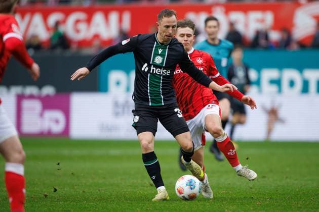 Maurice Neubauer (Hannover 96) im Zweikampf mit Naatan Skyttae (1.FC Kaiserslautern), 1. FC Kaiserslautern vs Hannover 96, Fussball, 2. Bundesliga, 18. Spieltag, Saison 2025 2026, 18.01.2025 1. FC Kaiserslautern vs Hannover 96, Fussball, 2. Bundesliga, 18. Spieltag, Saison 2025 2026, 18.01.2025