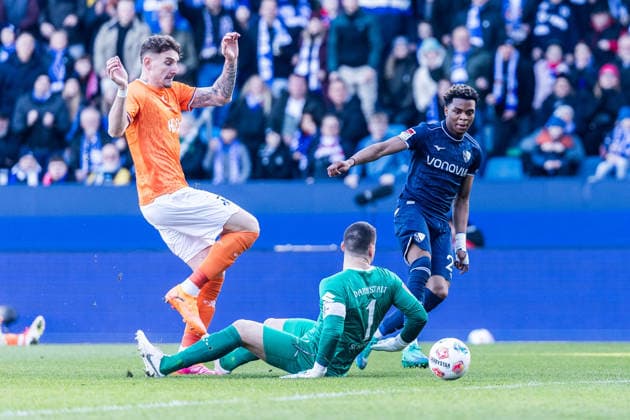 2. Fussball Bundesliga, VfL Bochum - SV Darmstadt 98; 18.01.2026 Farid Alfa-Ruprecht (VfL Bochum, 29) setzt sich gegen Matej Maglica (SV Darmstadt 98, 5) und Marcel Schuhen (SV Darmstadt 98, 1) durch 2. Fussball Bundesliga, VfL Bochum - SV Darmstadt 98, VONONVIA Ruhrstadion am 18.01.2026 DFL REGULATIONS PROHIBIT ANY USE OF PHOTOGRAPHS AS IMAGE SEQUENCES AND OR QUASI-VIDEO.
