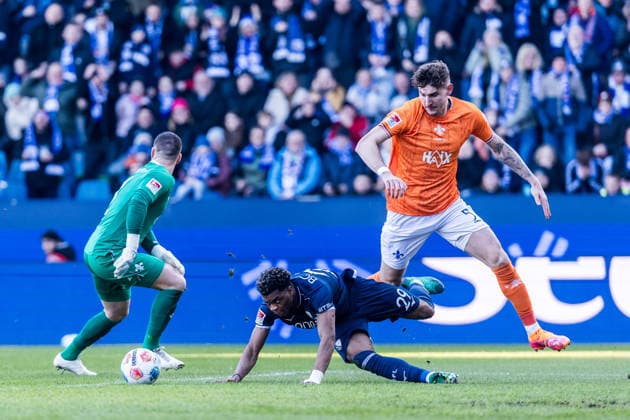 2. Fussball Bundesliga, VfL Bochum - SV Darmstadt 98; 18.01.2026 Farid Alfa-Ruprecht (VfL Bochum, 29) setzt sich gegen Matej Maglica (SV Darmstadt 98, 5) und Marcel Schuhen (SV Darmstadt 98, 1) durch 2. Fussball Bundesliga, VfL Bochum - SV Darmstadt 98, VONONVIA Ruhrstadion am 18.01.2026 DFL REGULATIONS PROHIBIT ANY USE OF PHOTOGRAPHS AS IMAGE SEQUENCES AND OR QUASI-VIDEO.