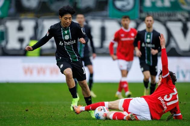 Daisuke Yokota (Hannover 96) im Zweikampf mit Leon Robinson (1.FC Kaiserslautern), 1. FC Kaiserslautern vs Hannover 96, Fussball, 2. Bundesliga, 18. Spieltag, Saison 2025 2026, 18.01.2025 1. FC Kaiserslautern vs Hannover 96, Fussball, 2. Bundesliga, 18. Spieltag, Saison 2025 2026, 18.01.2025