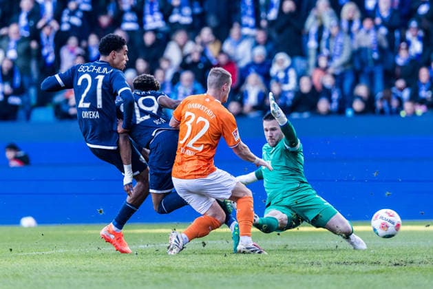 2. Fussball Bundesliga, VfL Bochum - SV Darmstadt 98; 18.01.2026 Francis Onyeka (VfL Bochum, 21) schießt das 1:1 gegen Fabian Holland (SV Darmstadt 98, 32) und Marcel Schuhen (SV Darmstadt 98, 1) 2. Fussball Bundesliga, VfL Bochum - SV Darmstadt 98, VONONVIA Ruhrstadion am 18.01.2026 DFL REGULATIONS PROHIBIT ANY USE OF PHOTOGRAPHS AS IMAGE SEQUENCES AND OR QUASI-VIDEO.