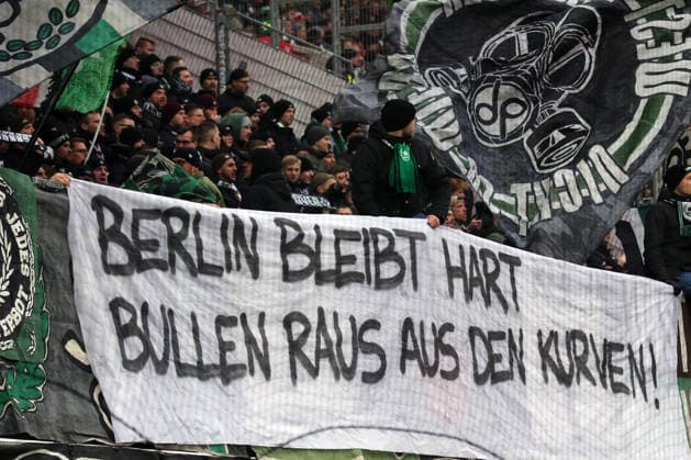 2. Bundesliga: 1. FC Kaiserslautern - Hannover 96 am 18.01.2026 im Fritz-Walter-Stadion in Kaiserslautern Fans Ultras Zuschauer Hannover 96, Stimmung, Schals, Fahnen Spruchband Polizeieinsatz Polizei bei Hertha BSC Berlin am 17.01.2026