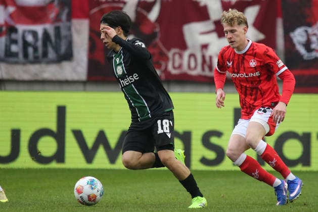 2. Bundesliga: 1. FC Kaiserslautern - Hannover 96 am 18.01.2026 im Fritz-Walter-Stadion in Kaiserslautern Daisuke Yokota (Hannover 96) Mika Haas (1. FC Kaiserslautern) Zweikampf, Aktion, action, battle for the ball
