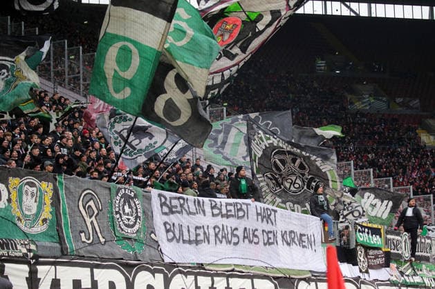 2. Bundesliga: 1. FC Kaiserslautern - Hannover 96 am 18.01.2026 im Fritz-Walter-Stadion in Kaiserslautern Fans Ultras Zuschauer Hannover 96, Stimmung, Schals, Fahnen Spruchband Polizeieinsatz Polizei bei Hertha BSC Berlin am 17.01.2026