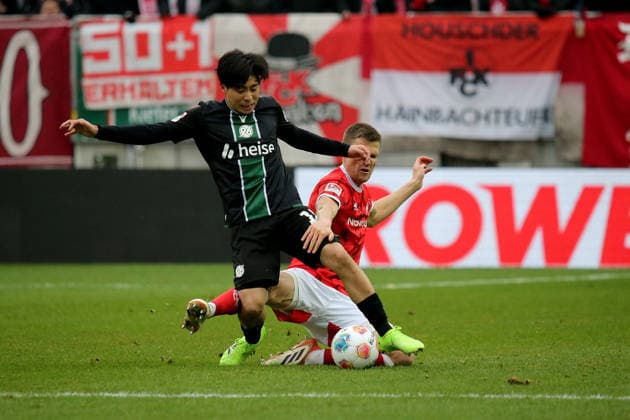 2. Bundesliga: 1. FC Kaiserslautern - Hannover 96 am 18.01.2026 im Fritz-Walter-Stadion in Kaiserslautern Daisuke Yokota (Hannover 96) Fabian Kunze (1. FC Kaiserslautern) Zweikampf, Aktion, action, battle for the ball