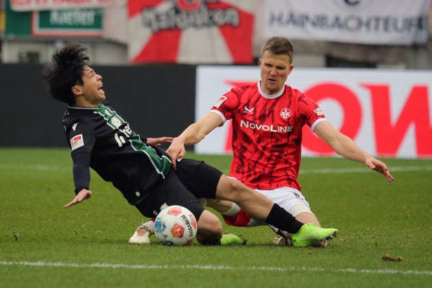 2. Bundesliga: 1. FC Kaiserslautern - Hannover 96 am 18.01.2026 im Fritz-Walter-Stadion in Kaiserslautern Daisuke Yokota (Hannover 96) Fabian Kunze (1. FC Kaiserslautern) Zweikampf, Aktion, action, battle for the ball