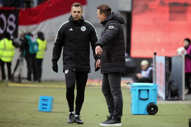 2. Bundesliga: 1. FC Kaiserslautern - Hannover 96 am 18.01.2026 im Fritz-Walter-Stadion in Kaiserslautern Vierter Offizieller Schiedsrichter Marc Philip Eckermann Trainer Christian Titz (Hannover 96) gibt Anweisungen, gestikuliert, mit den Armen gestikulieren gives instructions, gesticulate