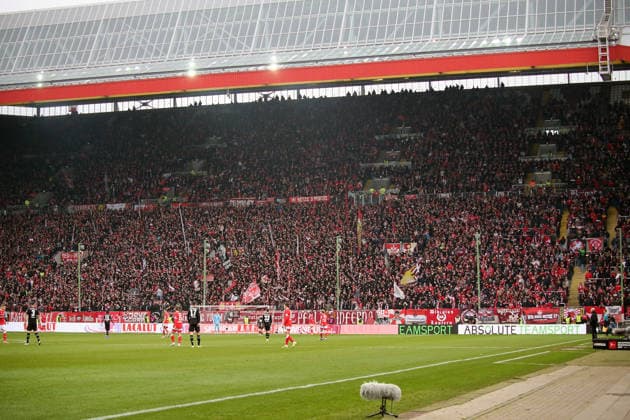2. Bundesliga: 1. FC Kaiserslautern - Hannover 96 am 18.01.2026 im Fritz-Walter-Stadion in Kaiserslautern Emotionen, Fans, Stimmung, Fahnen, Logo, 1. FC Kaiserslautern, rot weiss, teufel Westkurve