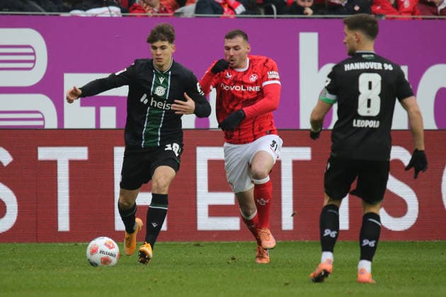 2. Bundesliga: 1. FC Kaiserslautern - Hannover 96 am 18.01.2026 im Fritz-Walter-Stadion in Kaiserslautern Noah Weißhaupt (Hannover 96) Luca Sirch (1. FC Kaiserslautern) Zweikampf, Aktion, action, battle for the ball