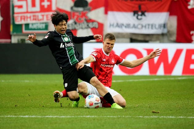 2. Bundesliga: 1. FC Kaiserslautern - Hannover 96 am 18.01.2026 im Fritz-Walter-Stadion in Kaiserslautern Daisuke Yokota (Hannover 96) Fabian Kunze (1. FC Kaiserslautern) Zweikampf, Aktion, action, battle for the ball