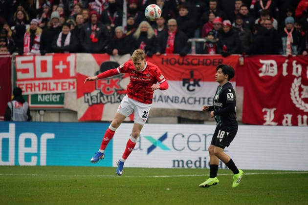 2. Bundesliga: 1. FC Kaiserslautern - Hannover 96 am 18.01.2026 im Fritz-Walter-Stadion in Kaiserslautern Mika Haas (1. FC Kaiserslautern) Daisuke Yokota (Hannover 96)