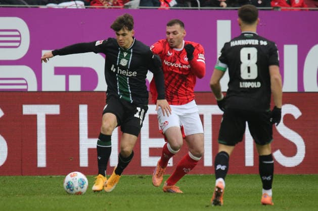2. Bundesliga: 1. FC Kaiserslautern - Hannover 96 am 18.01.2026 im Fritz-Walter-Stadion in Kaiserslautern Noah Weißhaupt (Hannover 96) Luca Sirch (1. FC Kaiserslautern) Zweikampf, Aktion, action, battle for the ball