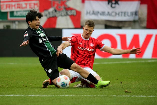 2. Bundesliga: 1. FC Kaiserslautern - Hannover 96 am 18.01.2026 im Fritz-Walter-Stadion in Kaiserslautern Daisuke Yokota (Hannover 96) Fabian Kunze (1. FC Kaiserslautern) Zweikampf, Aktion, action, battle for the ball