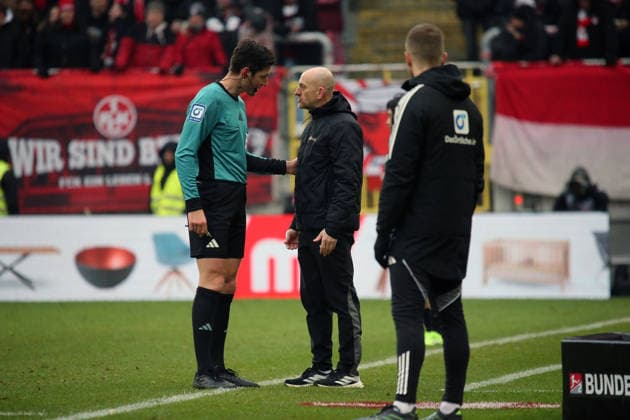 2. Bundesliga: 1. FC Kaiserslautern - Hannover 96 am 18.01.2026 im Fritz-Walter-Stadion in Kaiserslautern Schiedsrichter Referee Matthias Jöllenbeck Trainer Torsten Lieberknecht (1. FC Kaiserslautern)