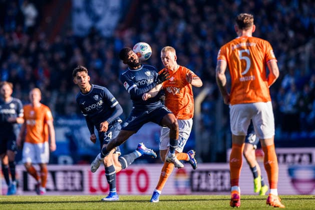 2. Fussball Bundesliga, VfL Bochum - SV Darmstadt 98; 18.01.2026 Zweikampf Moritz-Broni Kwarteng (VfL Bochum, 11), Kai Klefisch (SV Darmstadt 98, 17) 2. Fussball Bundesliga, VfL Bochum - SV Darmstadt 98, VONONVIA Ruhrstadion am 18.01.2026 DFL REGULATIONS PROHIBIT ANY USE OF PHOTOGRAPHS AS IMAGE SEQUENCES AND OR QUASI-VIDEO.