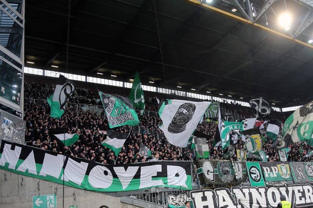 2. Bundesliga: 1. FC Kaiserslautern - Hannover 96 am 18.01.2026 im Fritz-Walter-Stadion in Kaiserslautern Fans Ultras Zuschauer Hannover 96, Stimmung, Schals, Fahnen