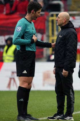 2. Bundesliga: 1. FC Kaiserslautern - Hannover 96 am 18.01.2026 im Fritz-Walter-Stadion in Kaiserslautern Schiedsrichter Referee Matthias Jöllenbeck Trainer Torsten Lieberknecht (1. FC Kaiserslautern)