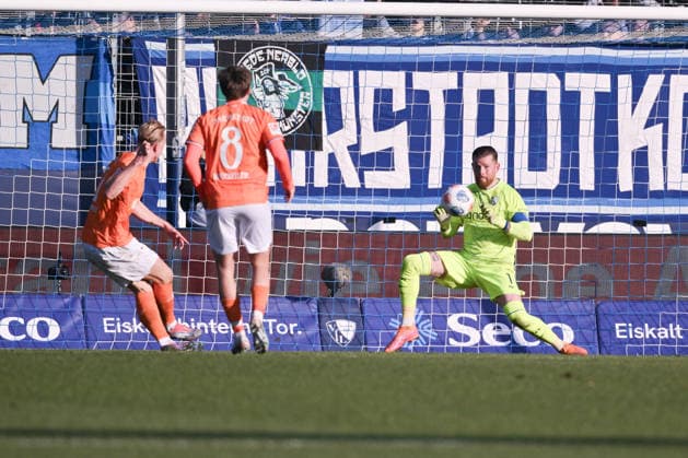 Isac Lidberg (SV Darmstadt 98), li., erzielt gegen Torwart Timo Horn (VfL Bochum) das Tor zum 2:2 18.01.2026, Fussball 2. Bundesliga, Saison 2025 2026, 18. Spieltag, VfL Bochum - SV Darmstadt 98 DFL regulations prohibit any use of photographs as image sequences and or quasi-video Bochum Vonovia Ruhrstadion Nordrhein Westfalen Deutschland