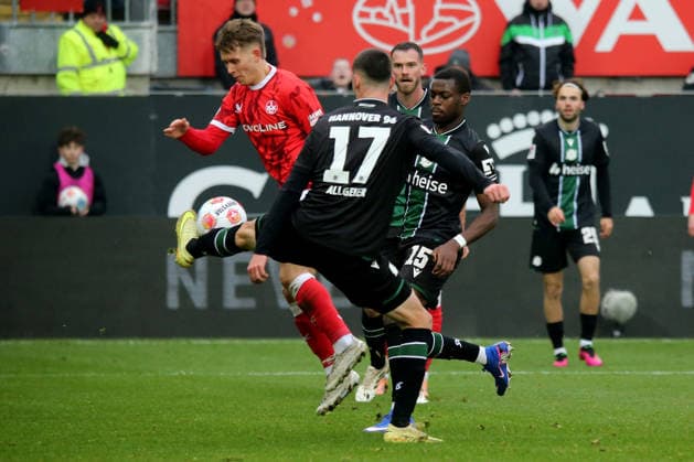2. Bundesliga: 1. FC Kaiserslautern - Hannover 96 am 18.01.2026 im Fritz-Walter-Stadion in Kaiserslautern Bastian Allgeier (Hannover 96) Naatan Mikael Skyttä (1. FC Kaiserslautern) Noel Aseko (Hannover 96) Zweikampf, Aktion, action, battle for the ball