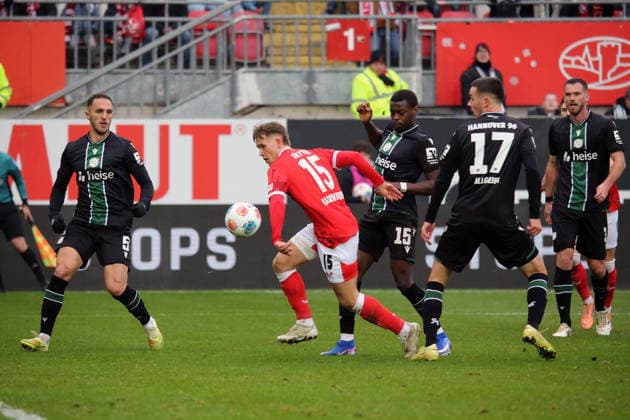 2. Bundesliga: 1. FC Kaiserslautern - Hannover 96 am 18.01.2026 im Fritz-Walter-Stadion in Kaiserslautern Virgil Ghita (Hannover 96) Bastian Allgeier (Hannover 96) Naatan Mikael Skyttä (1. FC Kaiserslautern) Noel Aseko (Hannover 96) Zweikampf, Aktion, action, battle for the ball