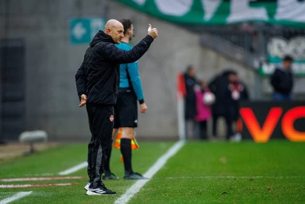 Thorsten Lieberknecht (Trainer 1.FC Kaiserslautern) an der Seitenlinie, 1. FC Kaiserslautern vs Hannover 96, Fussball, 2. Bundesliga, 18. Spieltag, Saison 2025 2026, 18.01.2025 1. FC Kaiserslautern vs Hannover 96, Fussball, 2. Bundesliga, 18. Spieltag, Saison 2025 2026, 18.01.2025