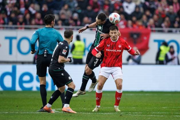 Boris Tomiak (Hannover 96) im Kopfballduell mit Daniel Hanslik (1.FC Kaiserslautern), 1. FC Kaiserslautern vs Hannover 96, Fussball, 2. Bundesliga, 18. Spieltag, Saison 2025 2026, 18.01.2025 1. FC Kaiserslautern vs Hannover 96, Fussball, 2. Bundesliga, 18. Spieltag, Saison 2025 2026, 18.01.2025