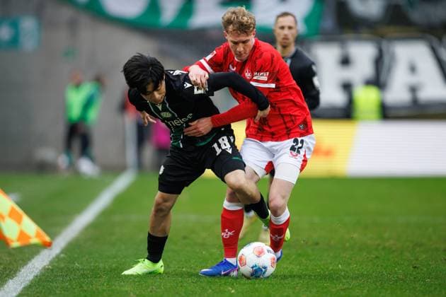 Daisuke Yokota (Hannover 96) im Zweikampf mit Mika Haas (1.FC Kaiserslautern), 1. FC Kaiserslautern vs Hannover 96, Fussball, 2. Bundesliga, 18. Spieltag, Saison 2025 2026, 18.01.2025 1. FC Kaiserslautern vs Hannover 96, Fussball, 2. Bundesliga, 18. Spieltag, Saison 2025 2026, 18.01.2025