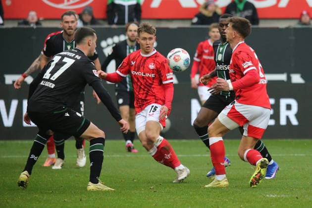 2. Bundesliga: 1. FC Kaiserslautern - Hannover 96 am 18.01.2026 im Fritz-Walter-Stadion in Kaiserslautern Bastian Allgeier (Hannover 96) Naatan Mikael Skyttä (1. FC Kaiserslautern) Noel Aseko (Hannover 96) Daniel Hanslik (1. FC Kaiserslautern) Zweikampf, Aktion, action, battle for the ball