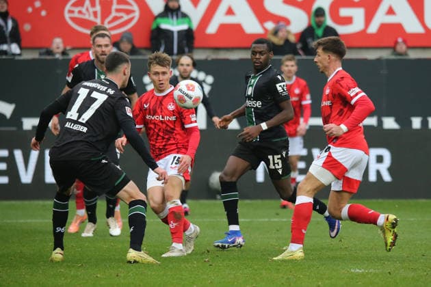 2. Bundesliga: 1. FC Kaiserslautern - Hannover 96 am 18.01.2026 im Fritz-Walter-Stadion in Kaiserslautern Bastian Allgeier (Hannover 96) Naatan Mikael Skyttä (1. FC Kaiserslautern) Noel Aseko (Hannover 96) Daniel Hanslik (1. FC Kaiserslautern) Zweikampf, Aktion, action, battle for the ball
