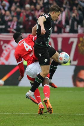 2. Bundesliga: 1. FC Kaiserslautern - Hannover 96 am 18.01.2026 im Fritz-Walter-Stadion in Kaiserslautern Maxwell Gyamfi (1. FC Kaiserslautern) Benedikt Pichler (Hannover 96) Zweikampf, Aktion, action, battle for the ball