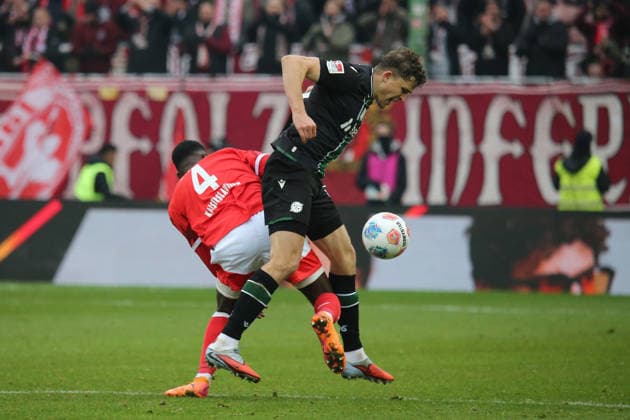 2. Bundesliga: 1. FC Kaiserslautern - Hannover 96 am 18.01.2026 im Fritz-Walter-Stadion in Kaiserslautern Maxwell Gyamfi (1. FC Kaiserslautern) Benedikt Pichler (Hannover 96) Zweikampf, Aktion, action, battle for the ball