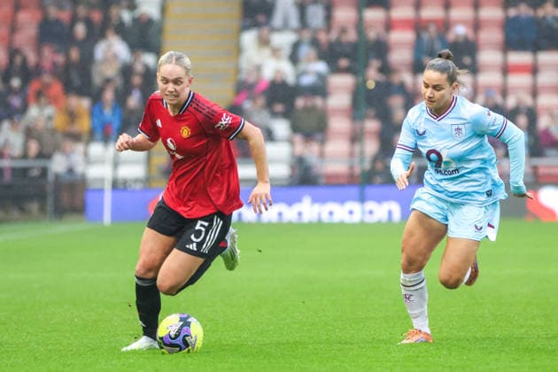 Manchester United, ManU Women v Burnley FC Women - Adobe Women s FA Cup 4th Round 25 26 Manchester United s new signing Hanna Lundkvist dribbling away from Alethea Paul against Burnley Women - Adobe Women s FA Cup 4th Round 18.01.2026 Leigh Leigh Sports Village United Kingdom Copyright: xZacharyxLockex